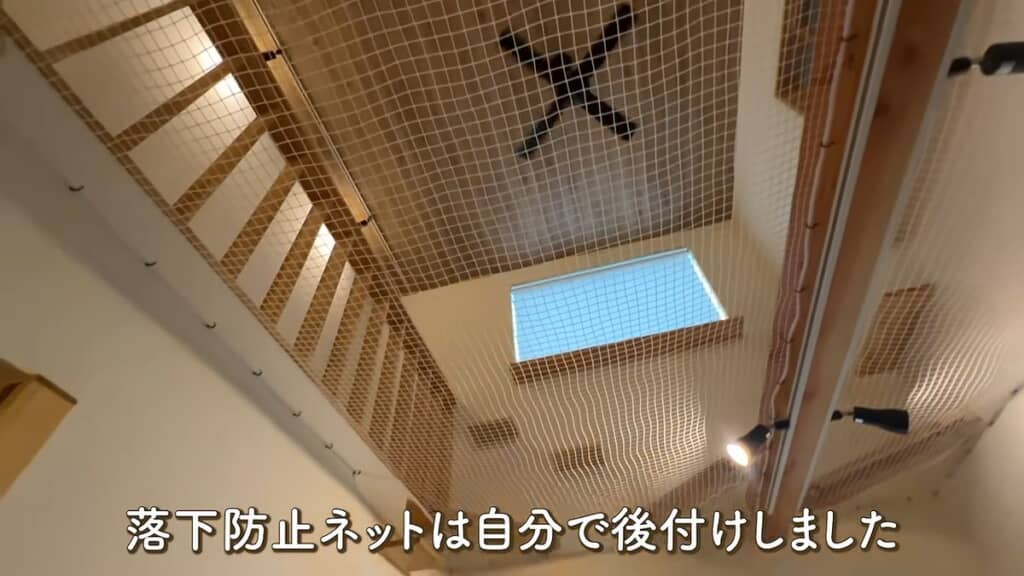 吹き抜け構造のリビングと自分で張った落下防止ネット