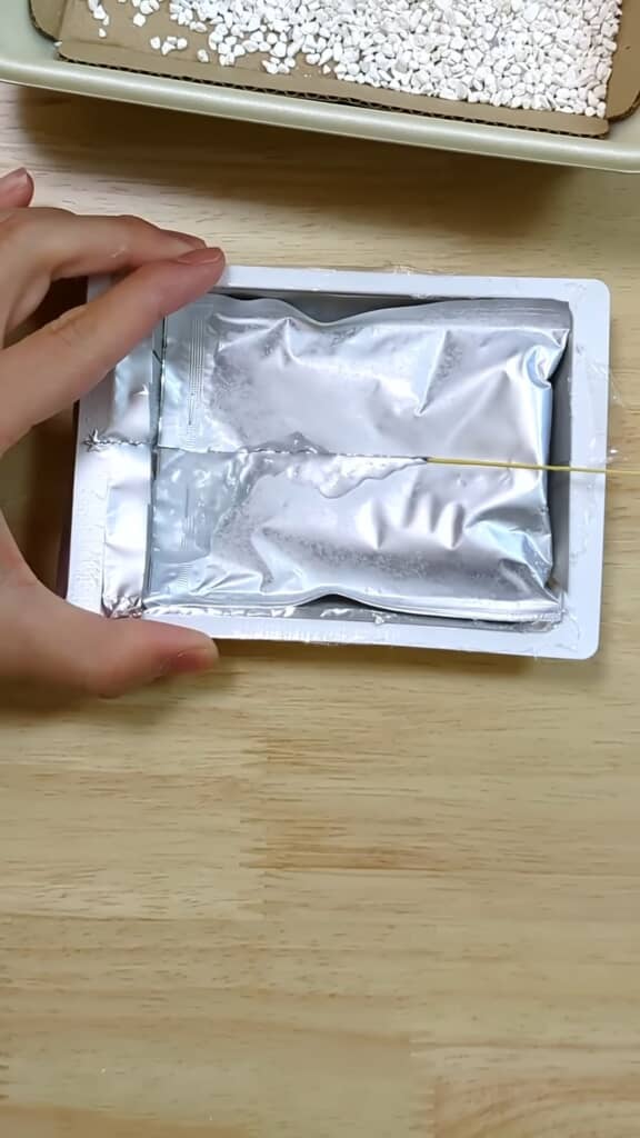 ヒモを引っ張ると袋が真っ二つ
