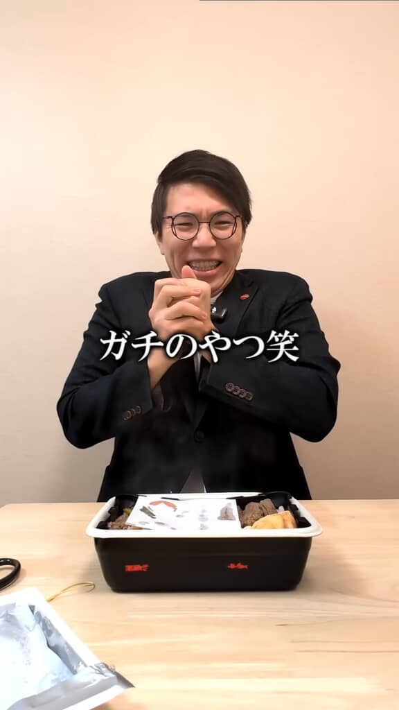トレイの隙間から出てきた蒸気が指に当たり驚く投稿者