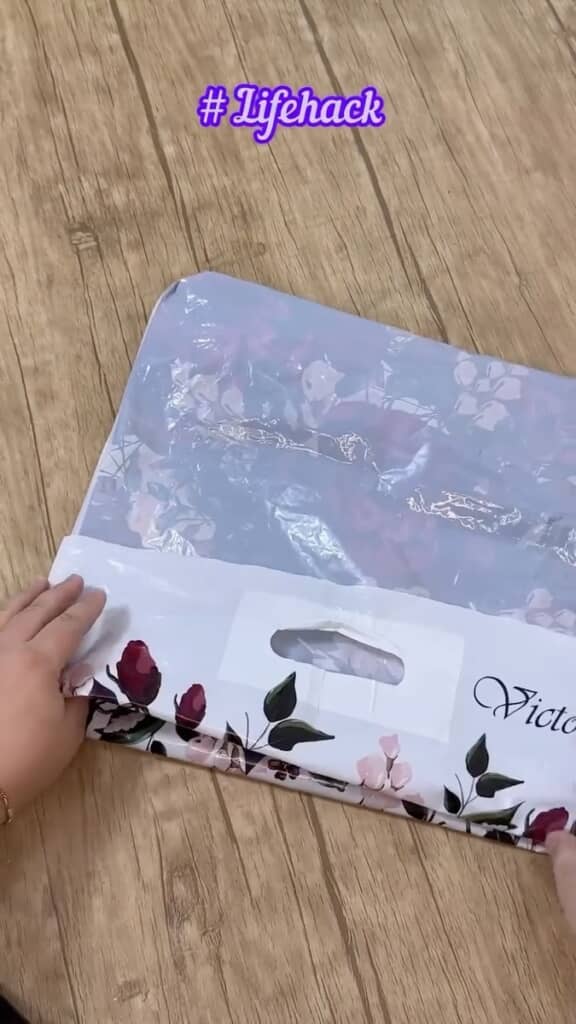 手提げ袋をパタパタと折り返す