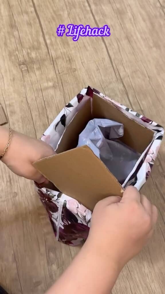 ダンボールを差し込む