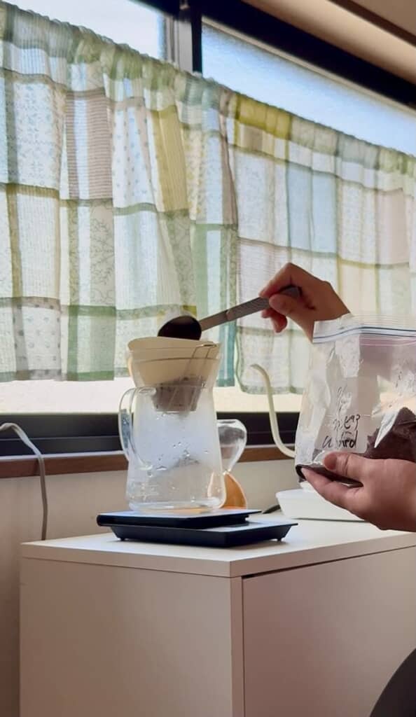 しっかり豆の重さを測ってコーヒーを淹れます