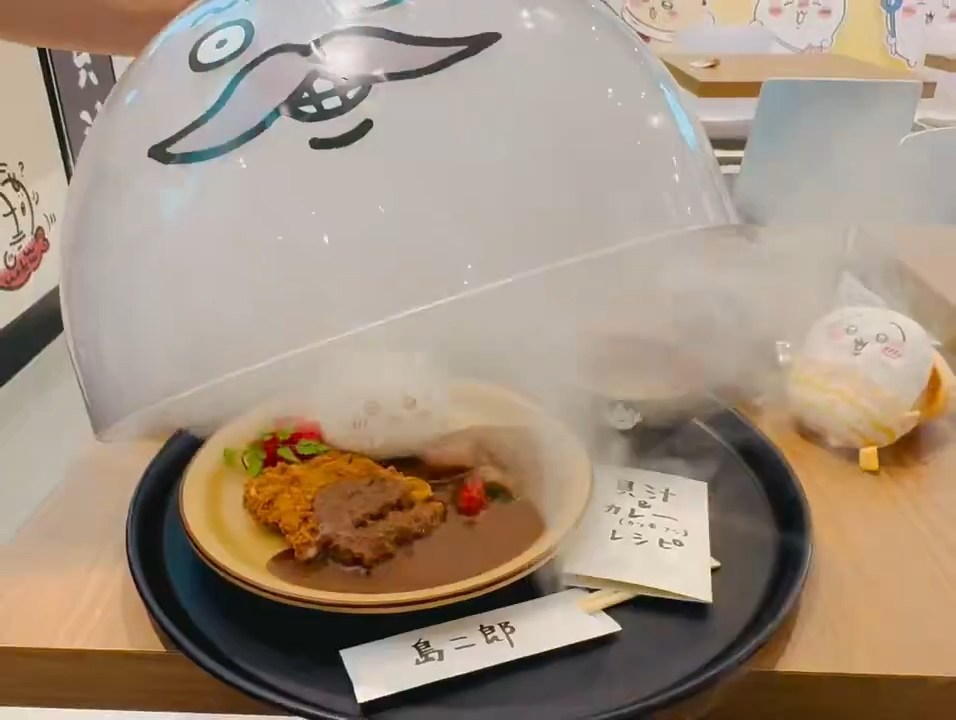 煙の中から顔を出す島二郎のカレー