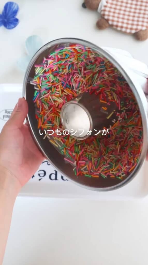 型にカラースプレーをつける様子