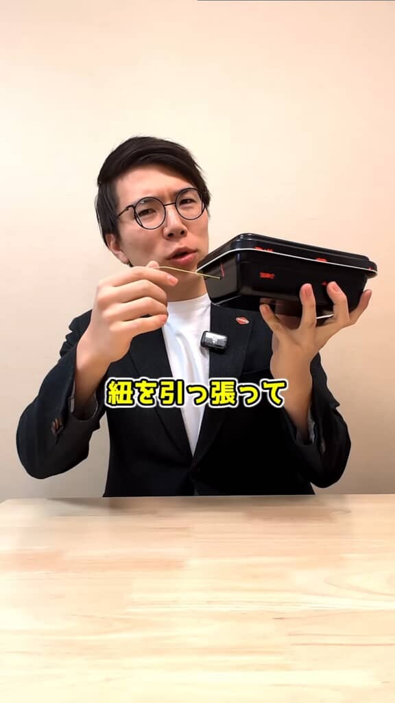 ヒモを引くと温まるお弁当