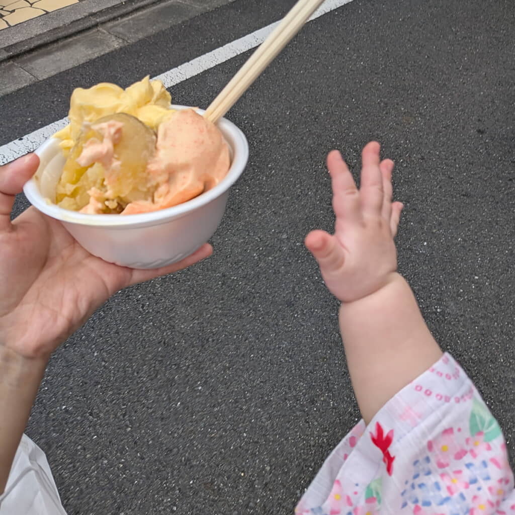 1年後の写真には、いとおしいおててが……