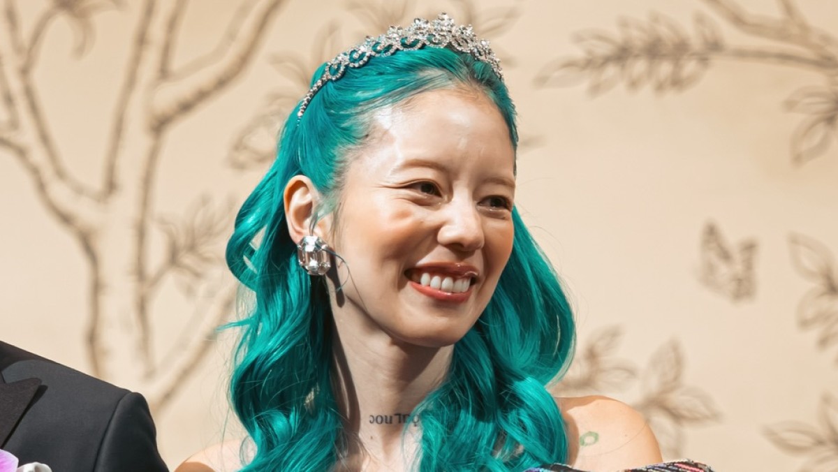 “髪が水色”の新婦「何色のドレスも似合わない」……　ついに出会った“運命の一着”に「似合いすぎて拍手」「あなたのためのドレスですね！」（1/3） | ライフスタイル ねとらぼ