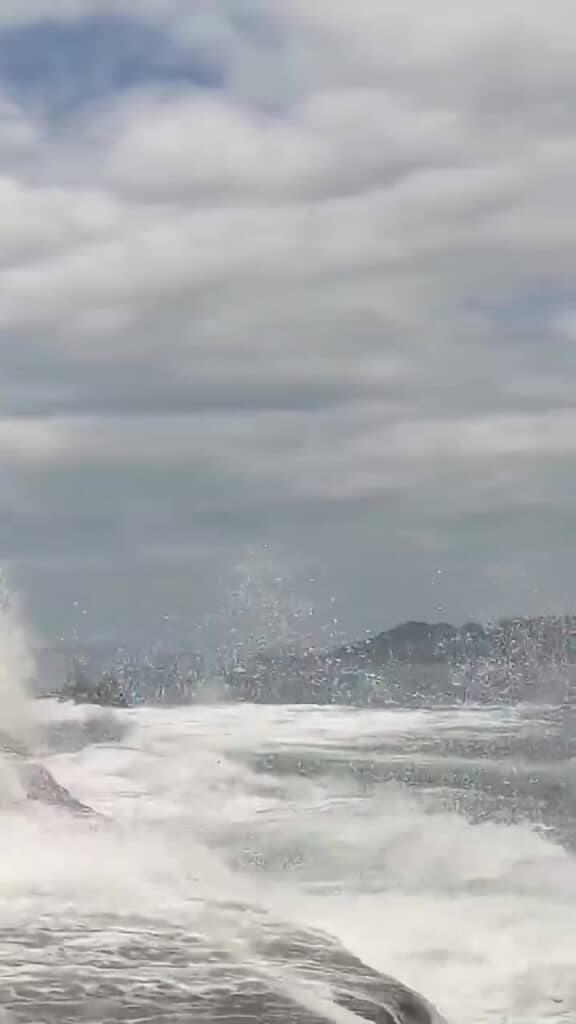 海沿いの道路を走る際はご注意を!