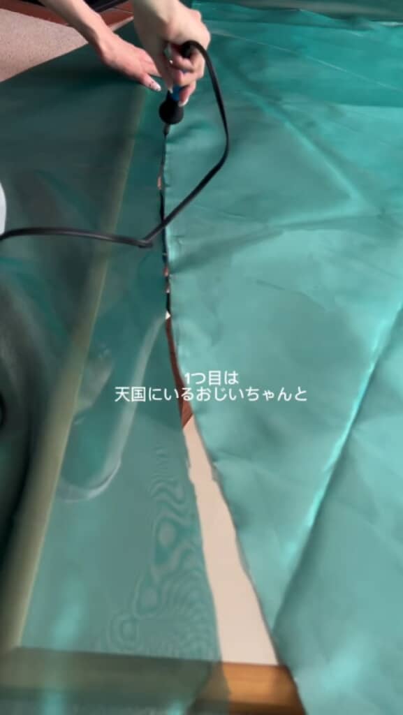 慎重に生地をカットしていく