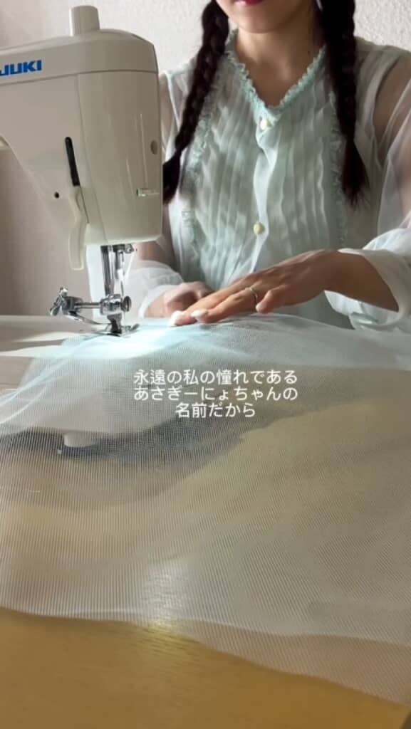 ミシンで薄い生地を縫っていく