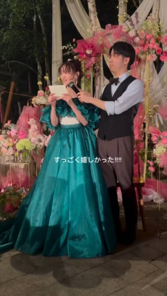 特別なドレスで手紙を読む