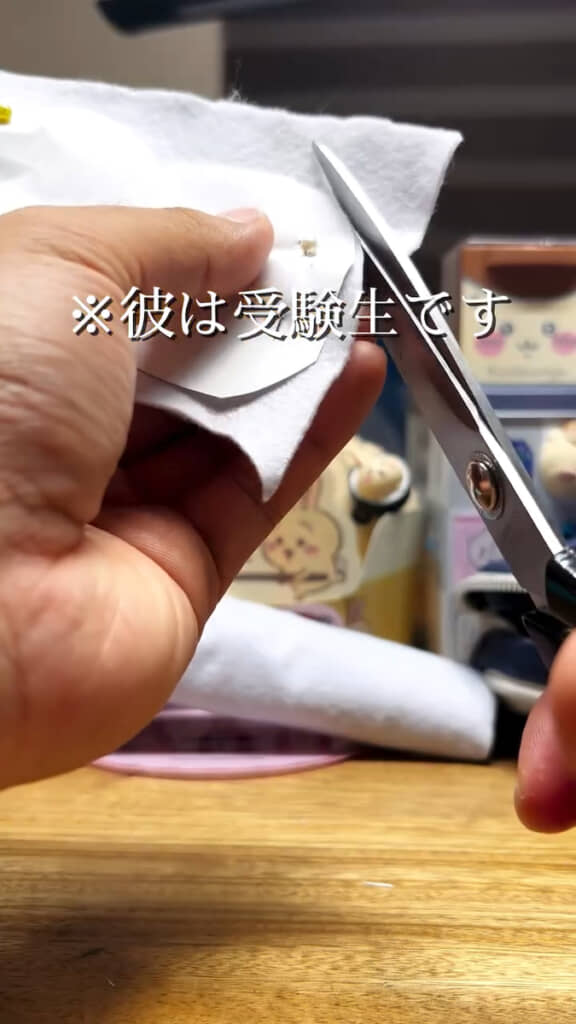 フェルト生地をカット