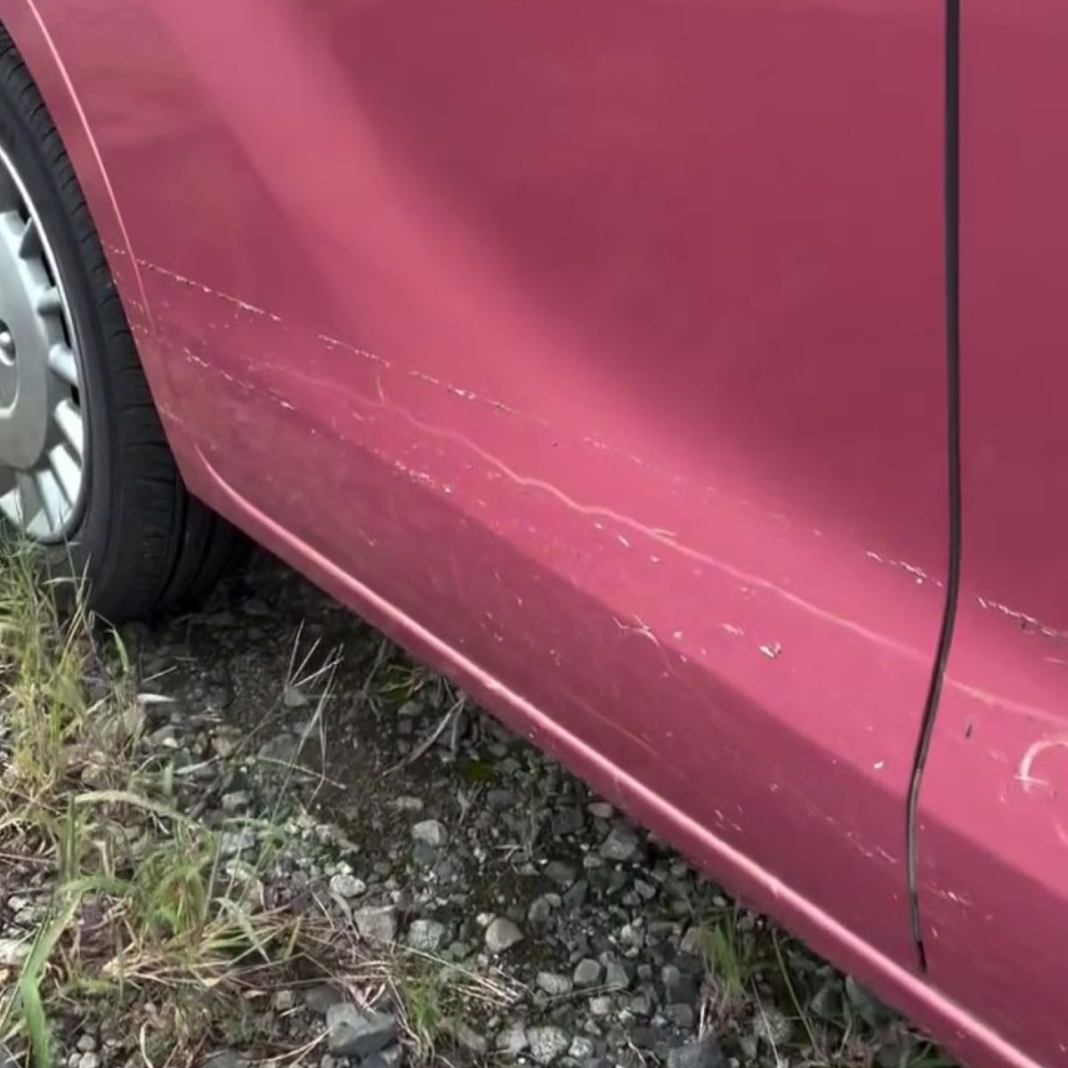 豪雨で“タイヤの3分の2”まで冠水した車→ドアを開けたら…… 目を疑う光景が44万再生「なかなか厳しい」「引き返す勇気も大切」 | ライフスタイル ねとらぼ
