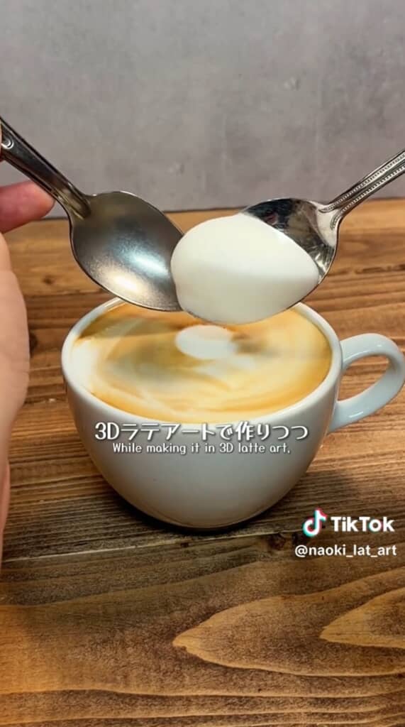 美味しそうなラテにホイップを乗せてスタート