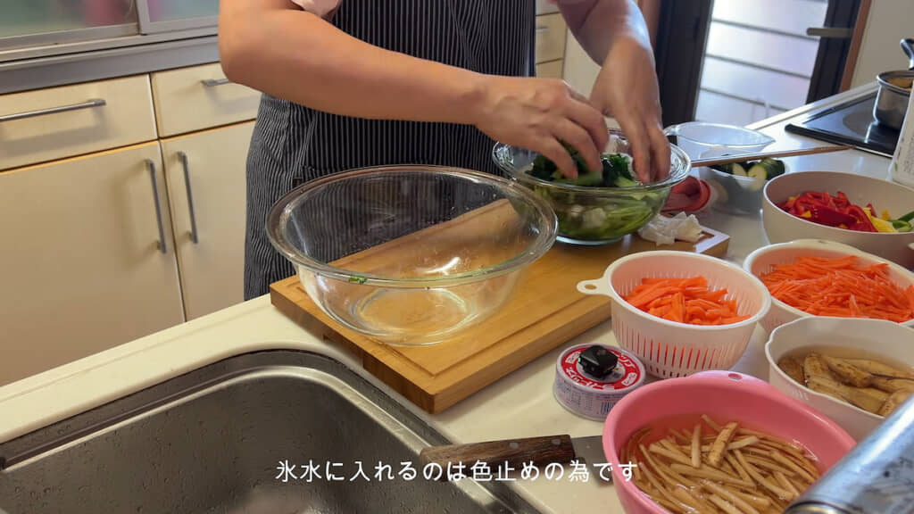 氷水で葉野菜の色止め