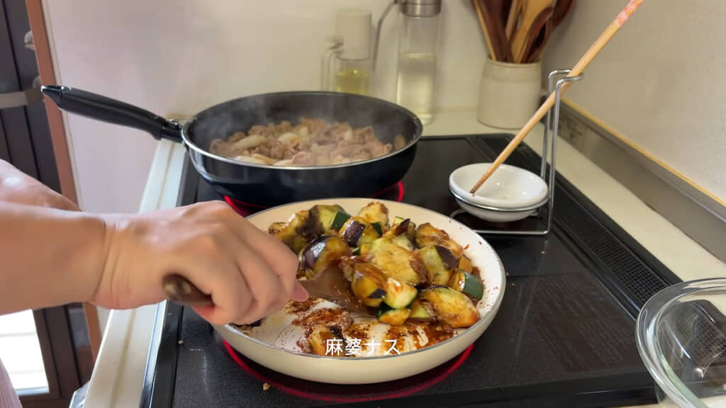 豚のショウガ焼きと麻婆ナスを同時進行