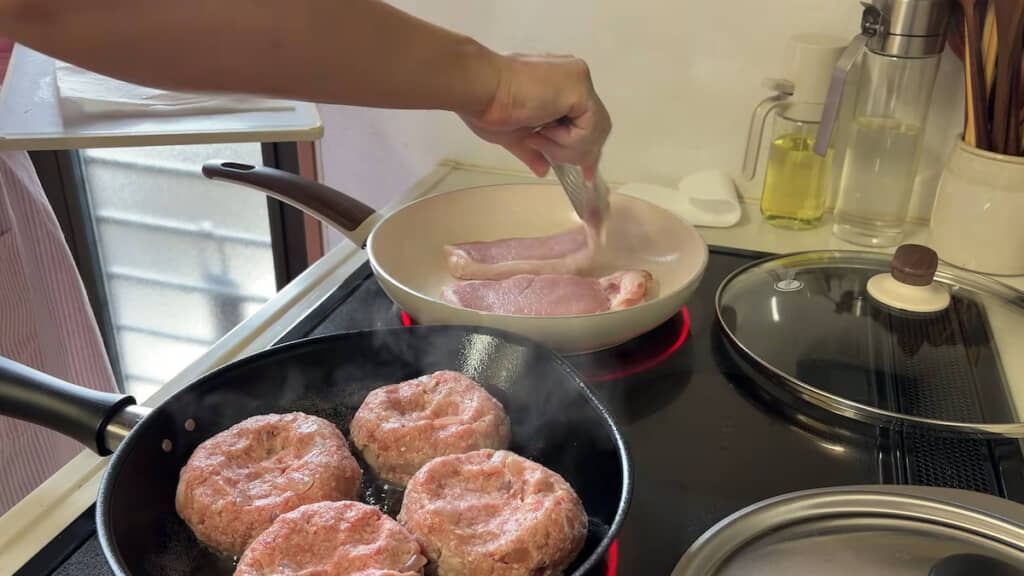 豚ロースとハンバーグだねをフライパンへ