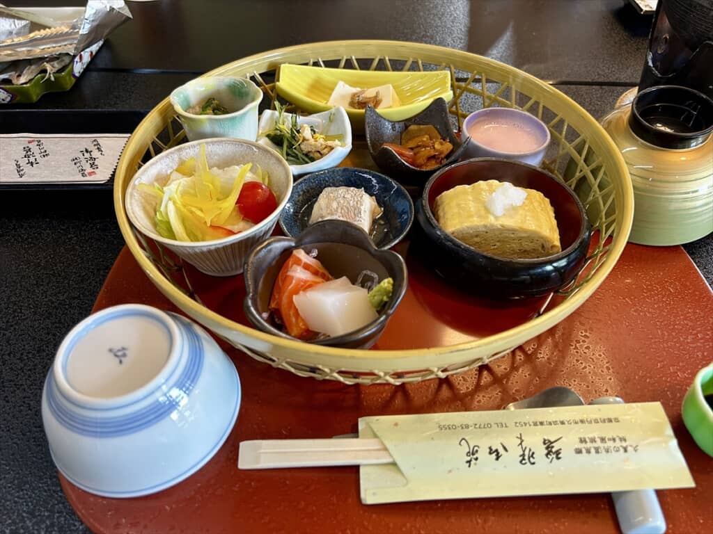 左利きの宿泊客のためにお箸を逆向きに配膳
