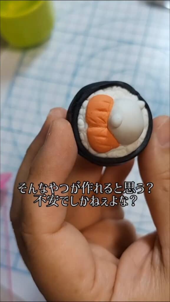 白やオレンジの粘土を成形していく