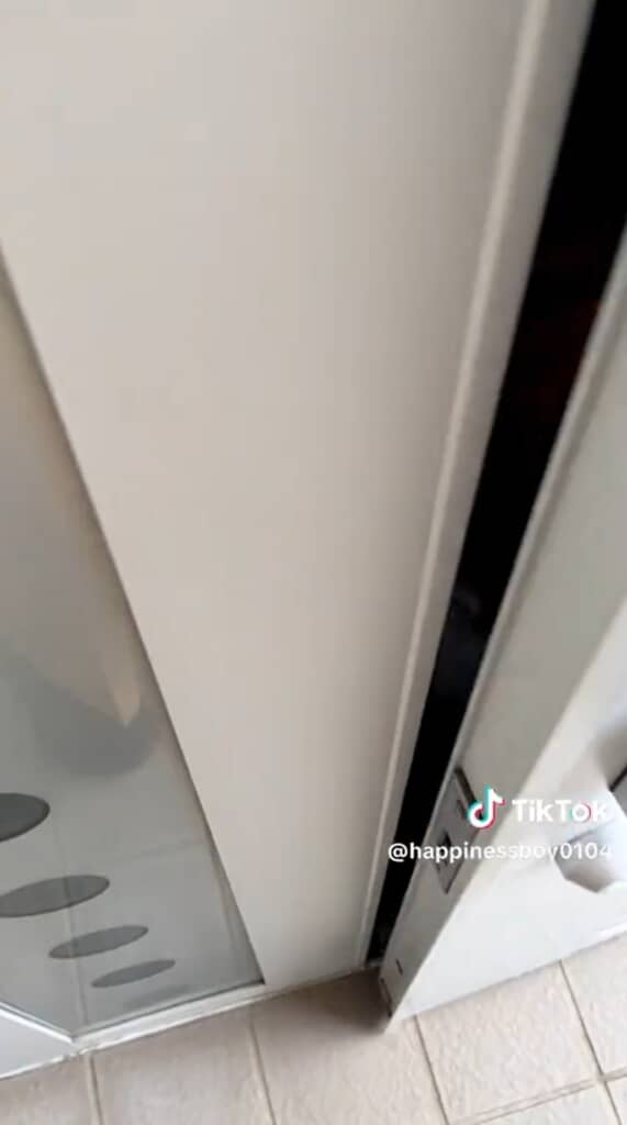 母がドアを開けると……