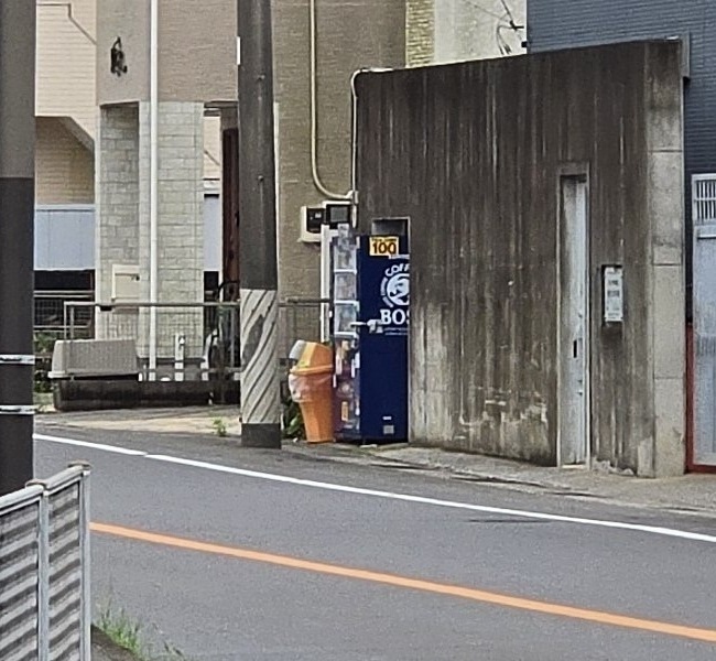 模様や価格表示も相まって遠目には警察官に見える自動販売機