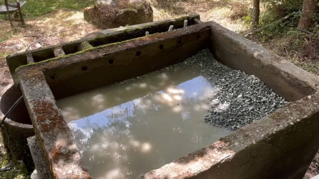 3槽目にたまる白く濁った水