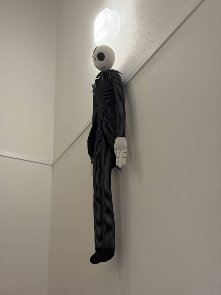 吊り下げられたジャックのぬいぐるみ