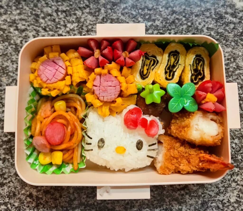 急に学童に行くと言われて作ったキティちゃんのキャラ弁