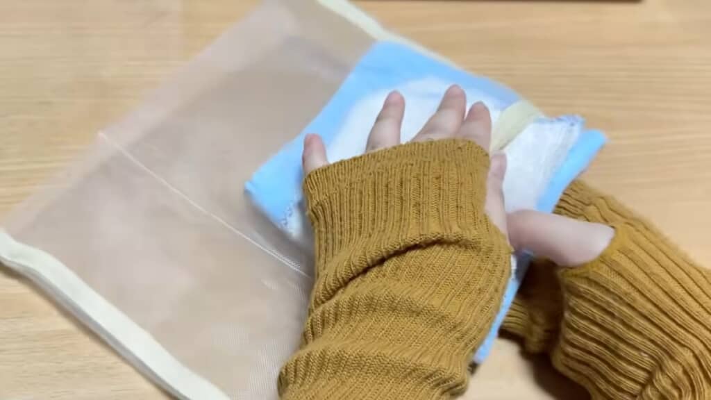 大きめのハンカチもすっぽり入ります