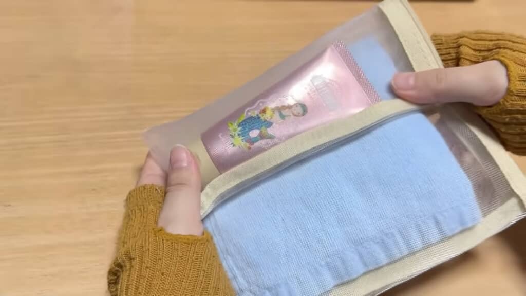 仕切り部分で折るとコンパクトに収納できます