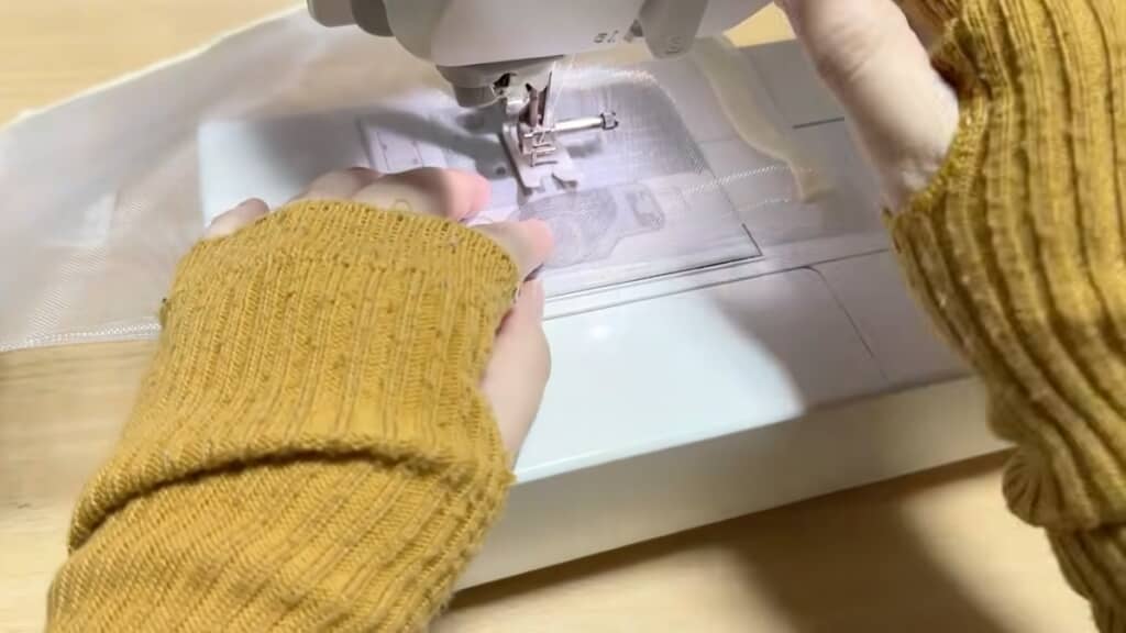 下端から15センチのところまでミシンで縫うと……