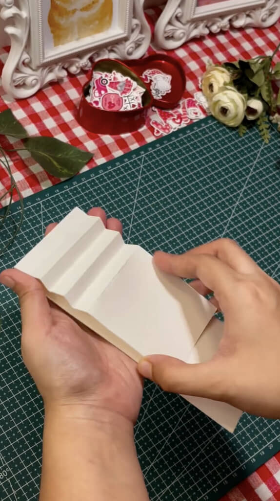 長く切った厚紙をじゃばらに折って……