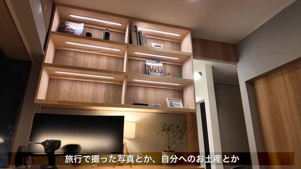 棚に趣味のものを飾る