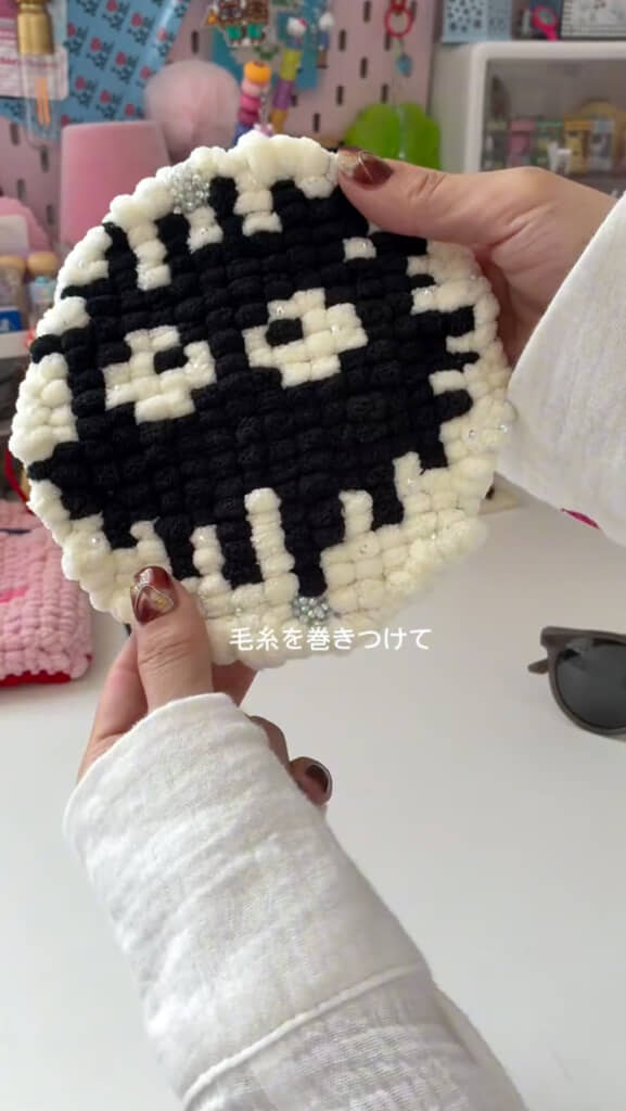 毛糸をシートに巻きつける