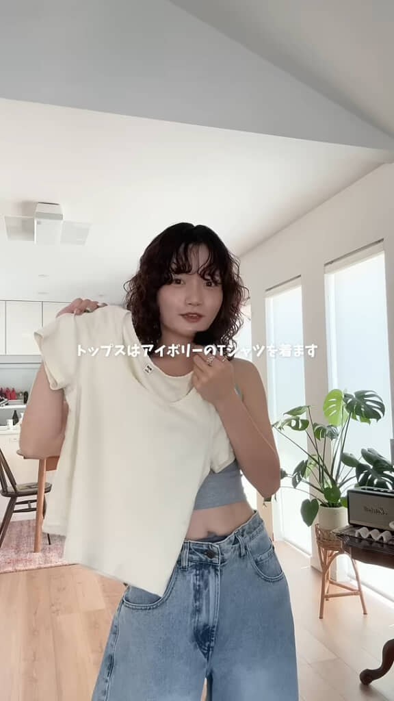 トップスはアイボリーのTシャツ