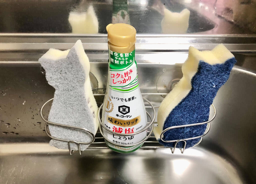 洗剤用のホルダーにシレッと収まるしょうゆ。うっかりそのままスポンジに出してしまいそう
