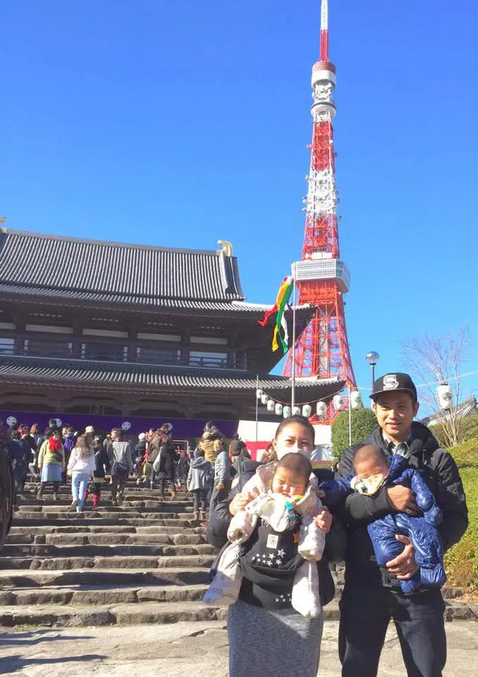 双子の赤ちゃんと4人での家族写真