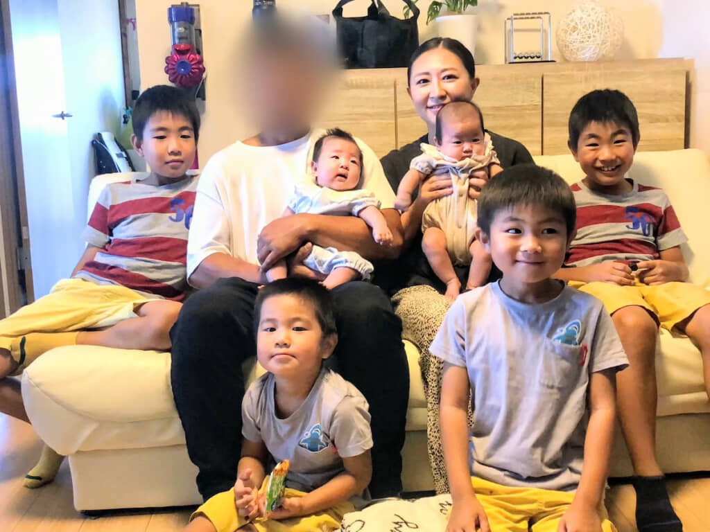 4人家族から8人家族に! ママが抱っこしているのが唯一の女の子