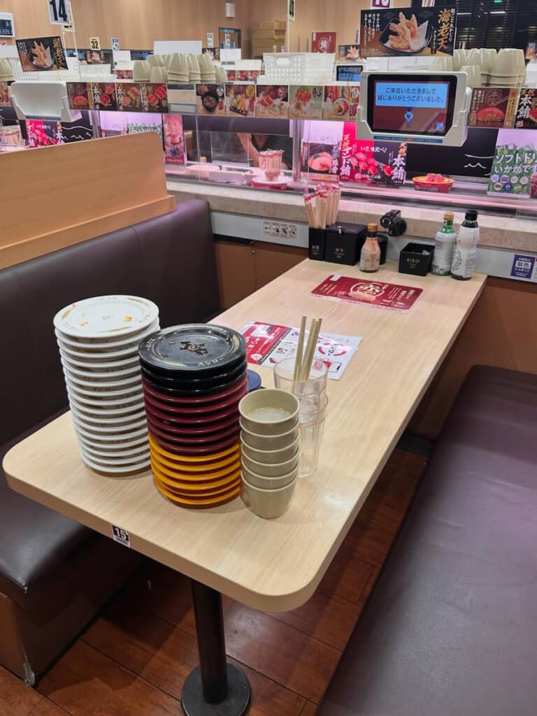 美しく積み上がった食器