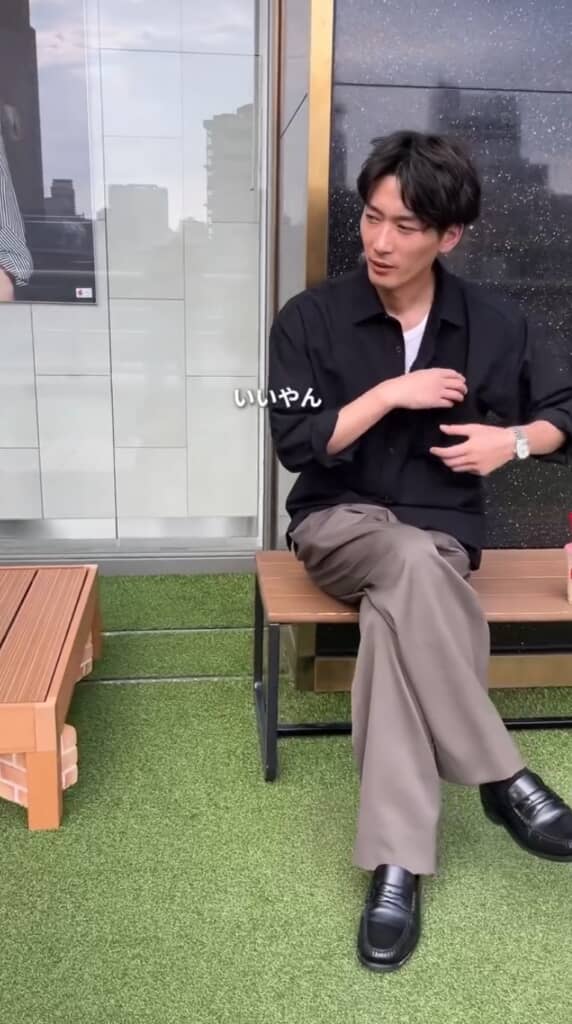 脚を組んだ姿も決まってる