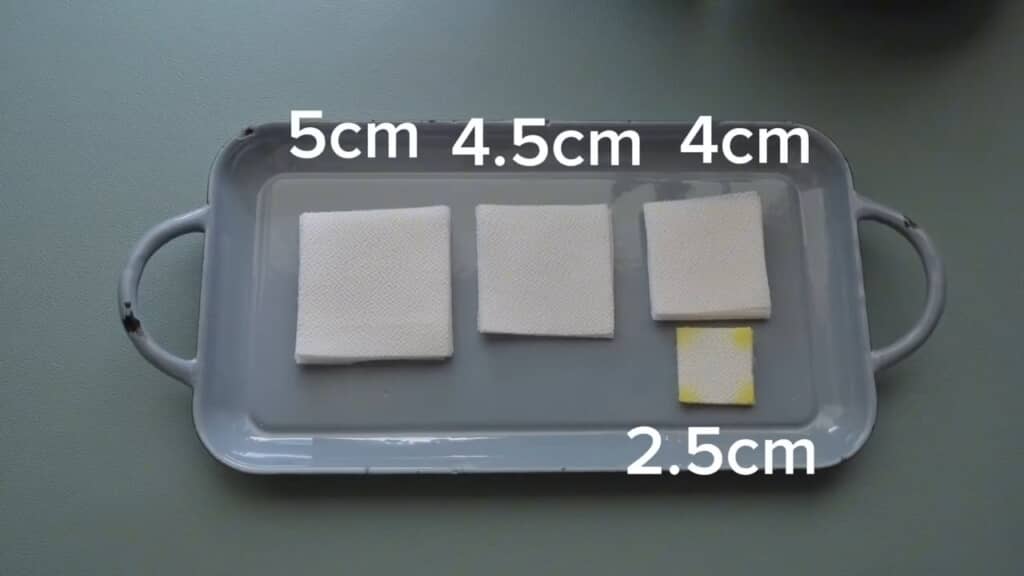 基本の材料として、サイズの異なる正方形の布を4種類用意