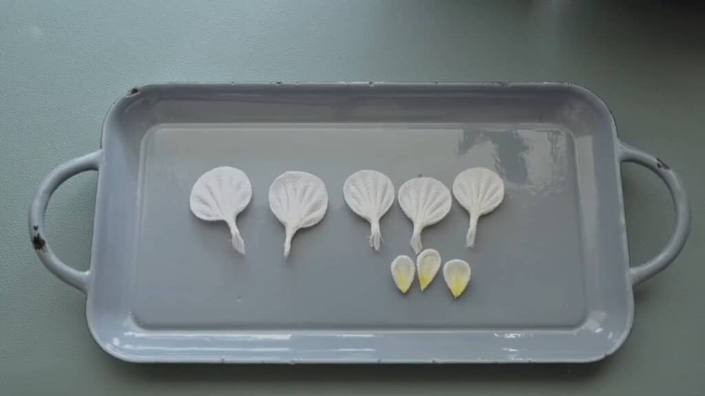 同様の作業を繰り返し、大小の花びらに