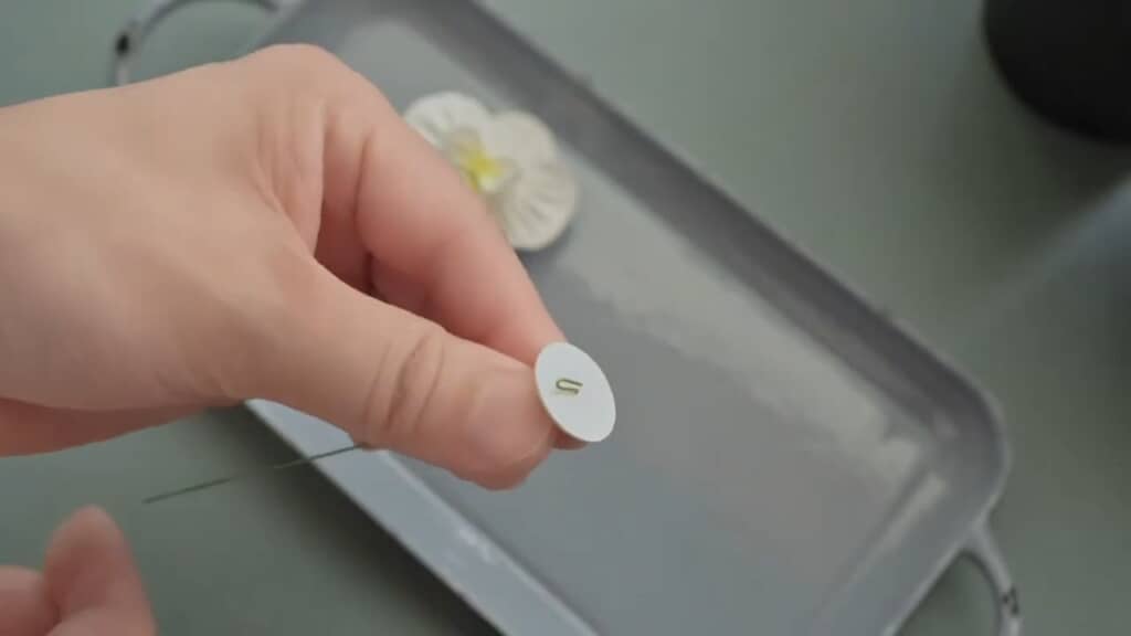 針金を使って茎を作成
