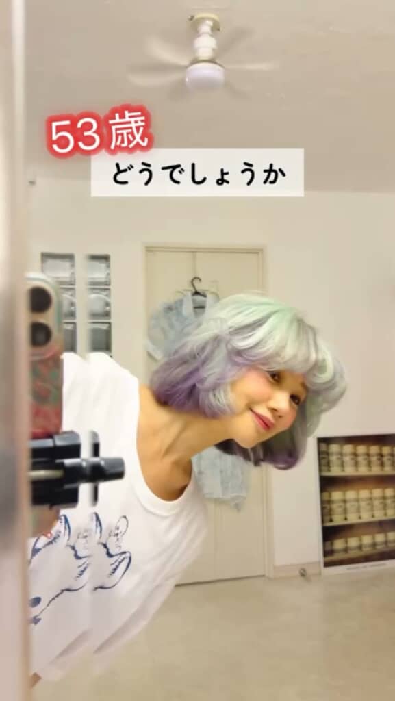 白・緑・紫の3色に染めたヘアスタイル
