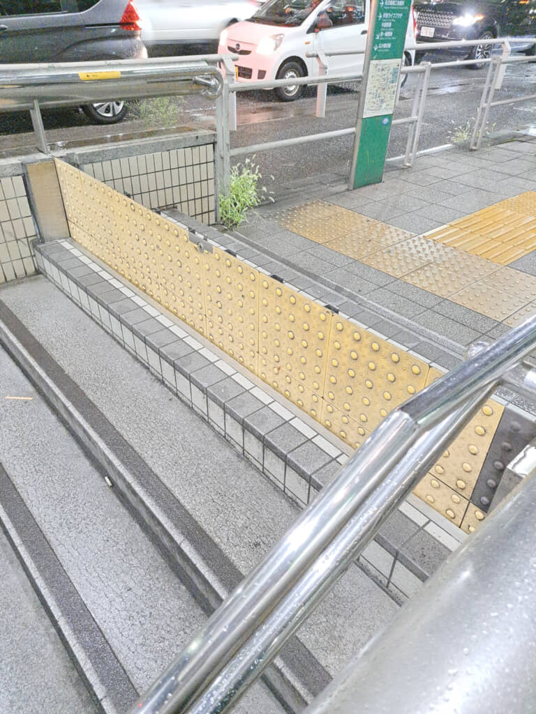 点字ブロックが止水板に