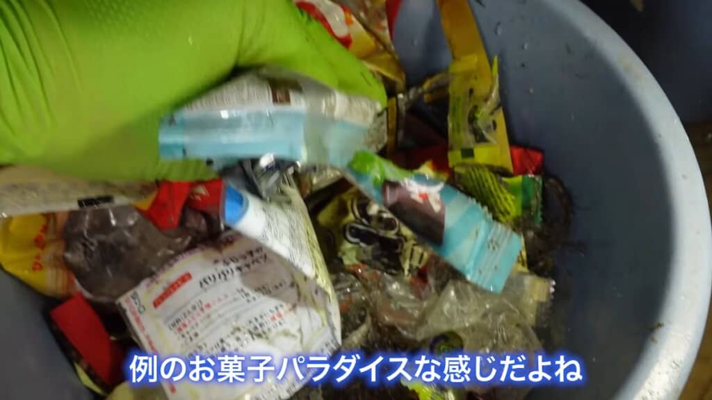 バケツいっぱいに入っているお菓子の袋
