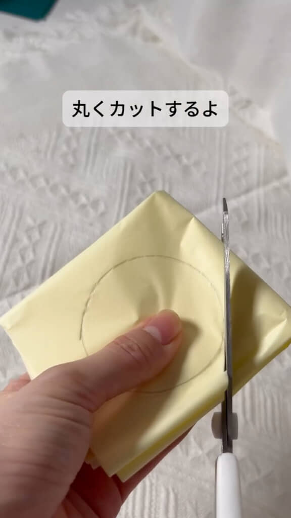 お花紙を丸くカット