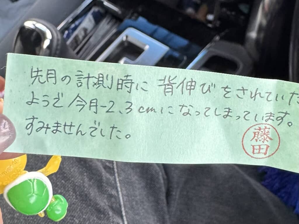 身長測定での背伸びをママにチクられてしまった娘さん