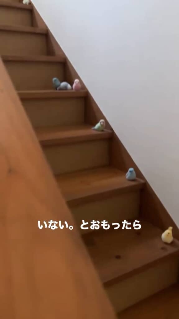 階段には鳥の置物がたくさん