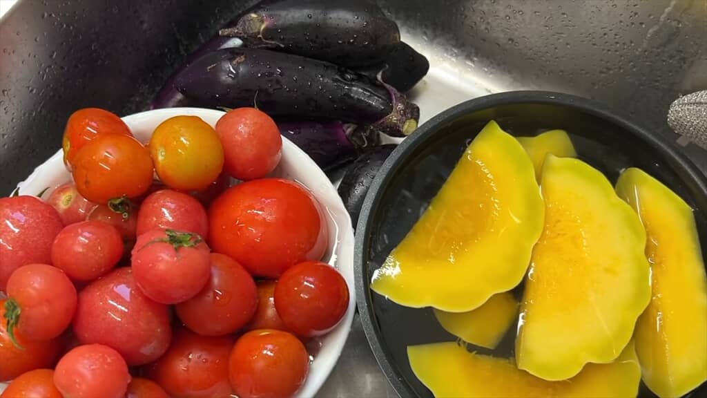 実家からもらった大量の夏野菜を使っていきます